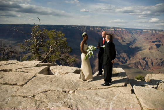 KissingWedding37.JPG